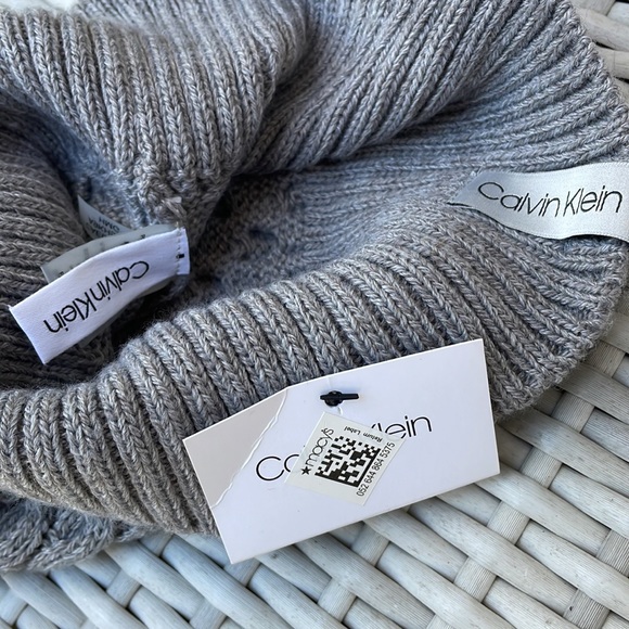 NWT- Calvin Klein Solid Grey Cable Knit Beanie Hat w/ Pom Pom- One Size - Picture 5 of 9